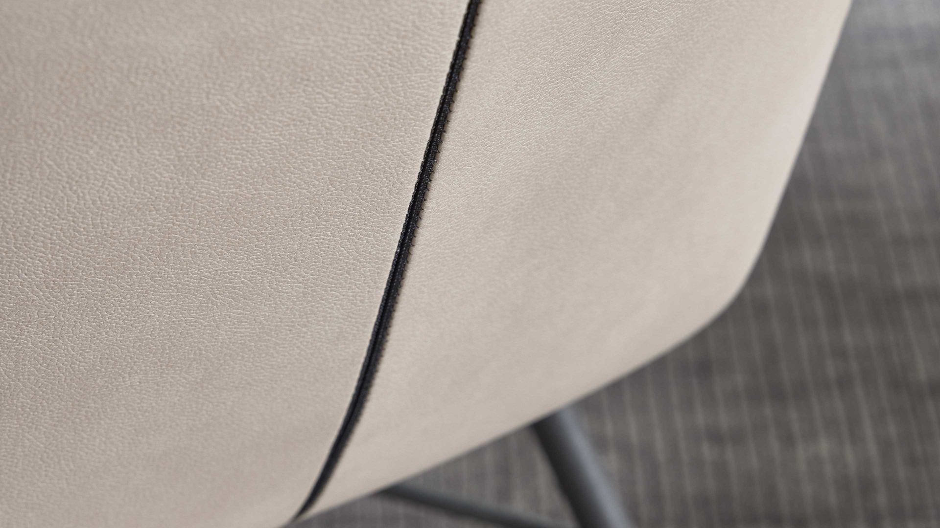 Tischgruppe Interliving aus Holz in Holzfarben Interliving Esszimmer Serie 5115 - Essgruppe mit heller Polsterung beiger Webstoff Shout 05, mandelfarbener Bezug Gaucho 02, anthrazitfarbenes Metall & astige Eiche