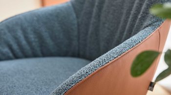 Polsterstuhl Interliving aus Stoff in Blau Interliving Esszimmer Serie 5115 - Armlehnstuhl Ravi Timber R28L sattelfarbenes Leder LD2015 & denimfarbener Bezug Alpine 153, Eiche