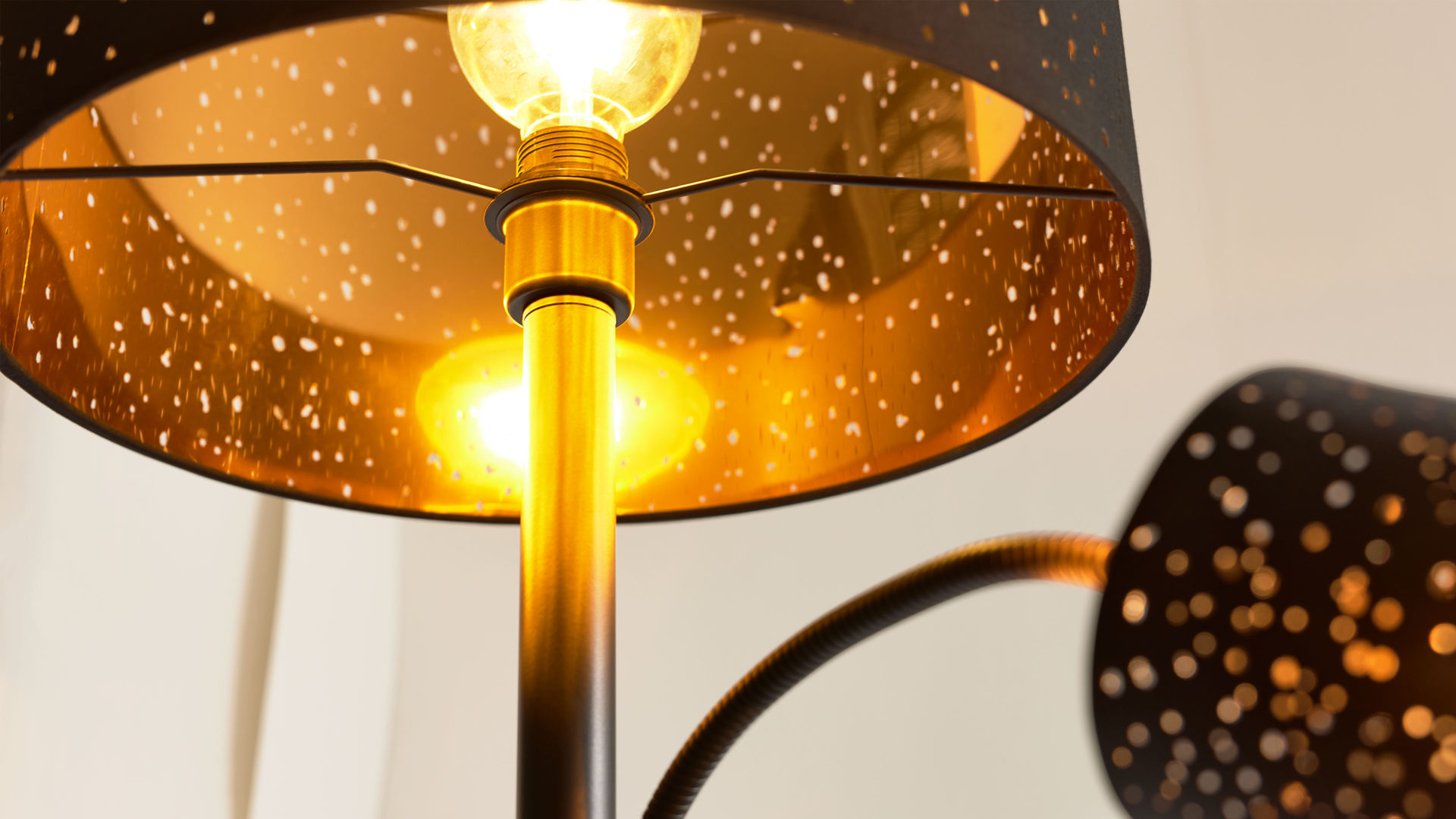 Stehleuchte Interliving aus Stoff in Schwarz Interliving Leuchten Serie 9343 - Stehleuchte Schwarz & Gold – Höhe ca. 175 cm