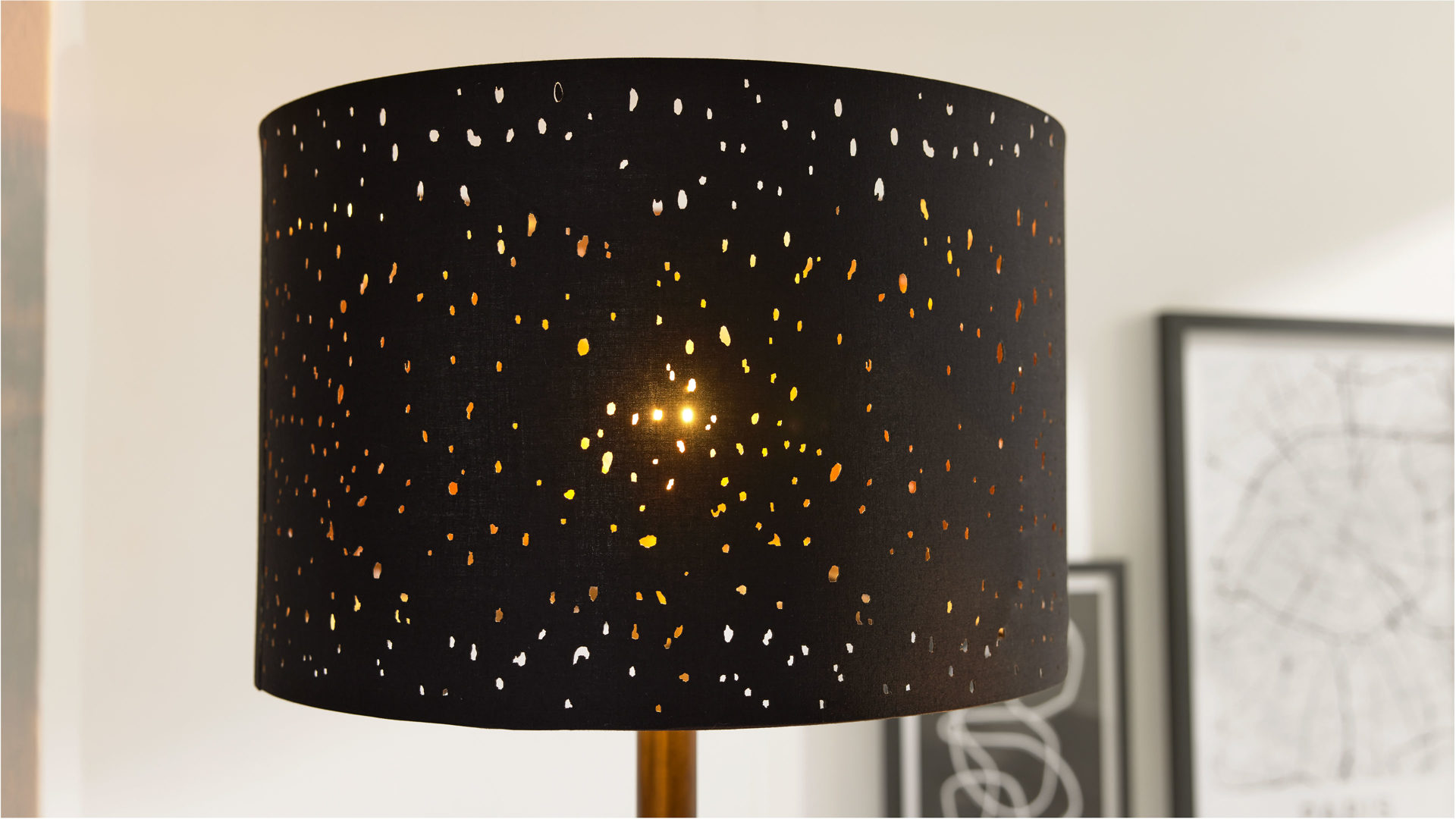 Stehleuchte Interliving aus Stoff in Schwarz Interliving Leuchten Serie 9343 - Stehleuchte Schwarz & Gold – Höhe ca. 175 cm