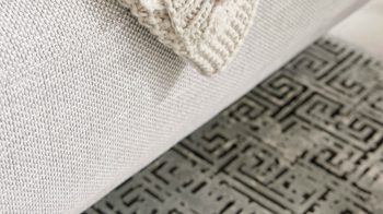 Polsterhocker Interliving aus Stoff in Hellgrau Interliving Sofa Serie 4251 – Polsterhocker 30005 platinfarbener Stoffbezug Vaneo 7 & Metallfüße 4.26 – ca. 95 x 65 cm