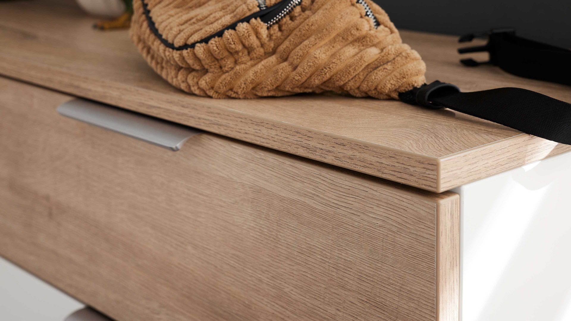 Schuhschrank Interliving aus Holz in Weiß Interliving Garderobe Serie 6012 - Schuhschrank weißer Mattlack & Steineiche - eine Schublade, zwei Klappen, Breite ca. 120 cm