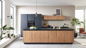 Einbauküche WERT KÜCHE® aus Holz in Holzfarben WERT KÜCHE® Mattea mit SIEMENS Einbaugeräten cognacbraune Eiche & Onyxschwarz - zweizeilig