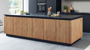 Einbauküche WERT KÜCHE® aus Holz in Holzfarben WERT KÜCHE® Mattea mit SIEMENS Einbaugeräten cognacbraune Eiche & Onyxschwarz - zweizeilig