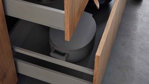 Einbauküche WERT KÜCHE® aus Holz in Holzfarben WERT KÜCHE® Mattea mit SIEMENS Einbaugeräten cognacbraune Eiche & Onyxschwarz - zweizeilig