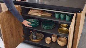 Einbauküche WERT KÜCHE® aus Holz in Holzfarben WERT KÜCHE® Mattea mit SIEMENS Einbaugeräten cognacbraune Eiche & Onyxschwarz - zweizeilig