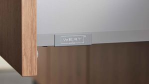 Einbauküche WERT KÜCHE® aus Holz in Holzfarben WERT KÜCHE® Mattea mit SIEMENS Einbaugeräten cognacbraune Eiche & Onyxschwarz - zweizeilig