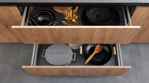 Einbauküche WERT KÜCHE® aus Holz in Holzfarben WERT KÜCHE® Mattea mit SIEMENS Einbaugeräten cognacbraune Eiche & Onyxschwarz - zweizeilig