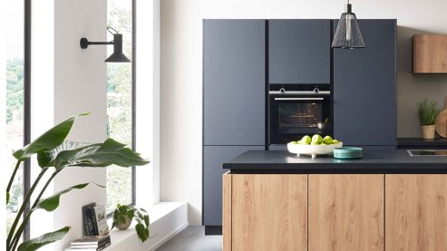 Einbauküche WERT KÜCHE® aus Holz in Holzfarben WERT KÜCHE® Mattea mit SIEMENS Einbaugeräten cognacbraune Eiche & Onyxschwarz - zweizeilig