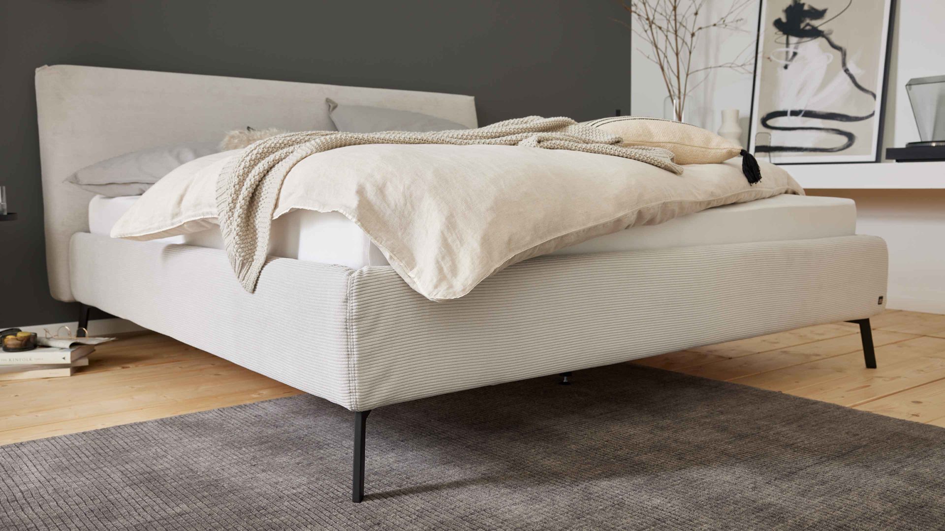 Bettgestell Interliving aus Stoff in Hellgrau Interliving Polsterbett Serie 1417 - Polsterbettgestell silberfarbener Feincord & schwarze Metallfüße 284 - Liegefläche ca. 180 x 200 cm