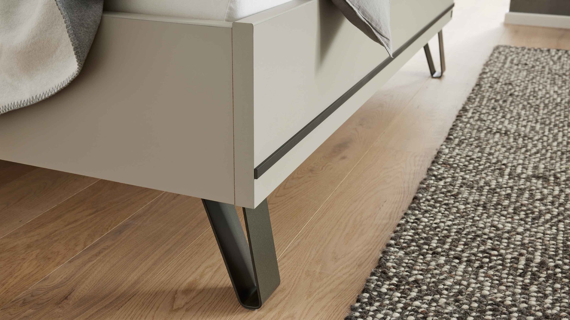 Bettgestell Interliving aus Holz in Weiß Interliving Schlafzimmer Serie 1032 – Bettgestell Kieselgrau & Havanna - Liegefläche ca. 180 x 200 cm