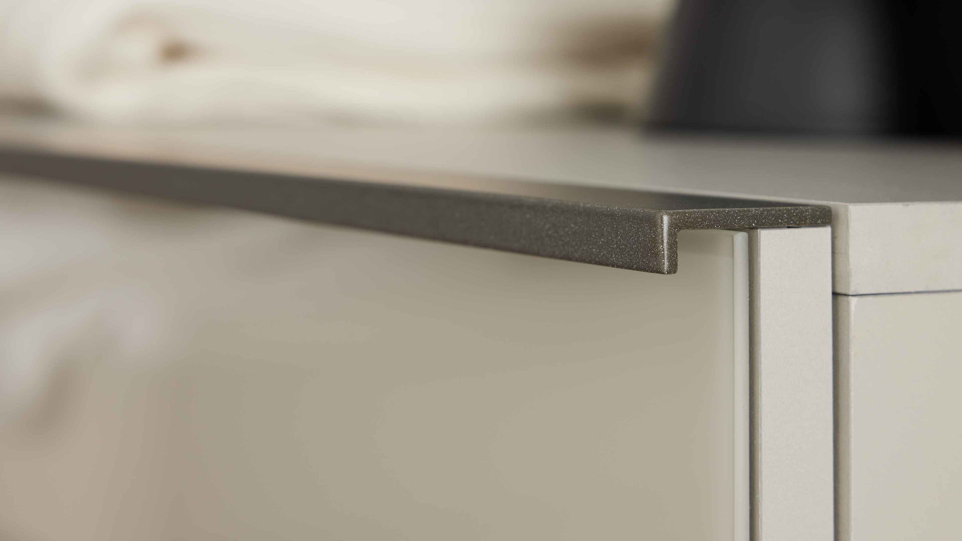 Nachtkommode Interliving aus Holz in Weiß Interliving Schlafzimmer Serie 1032 – Hängekonsolen-Set Weiß & Kieselgrau - zweiteilig