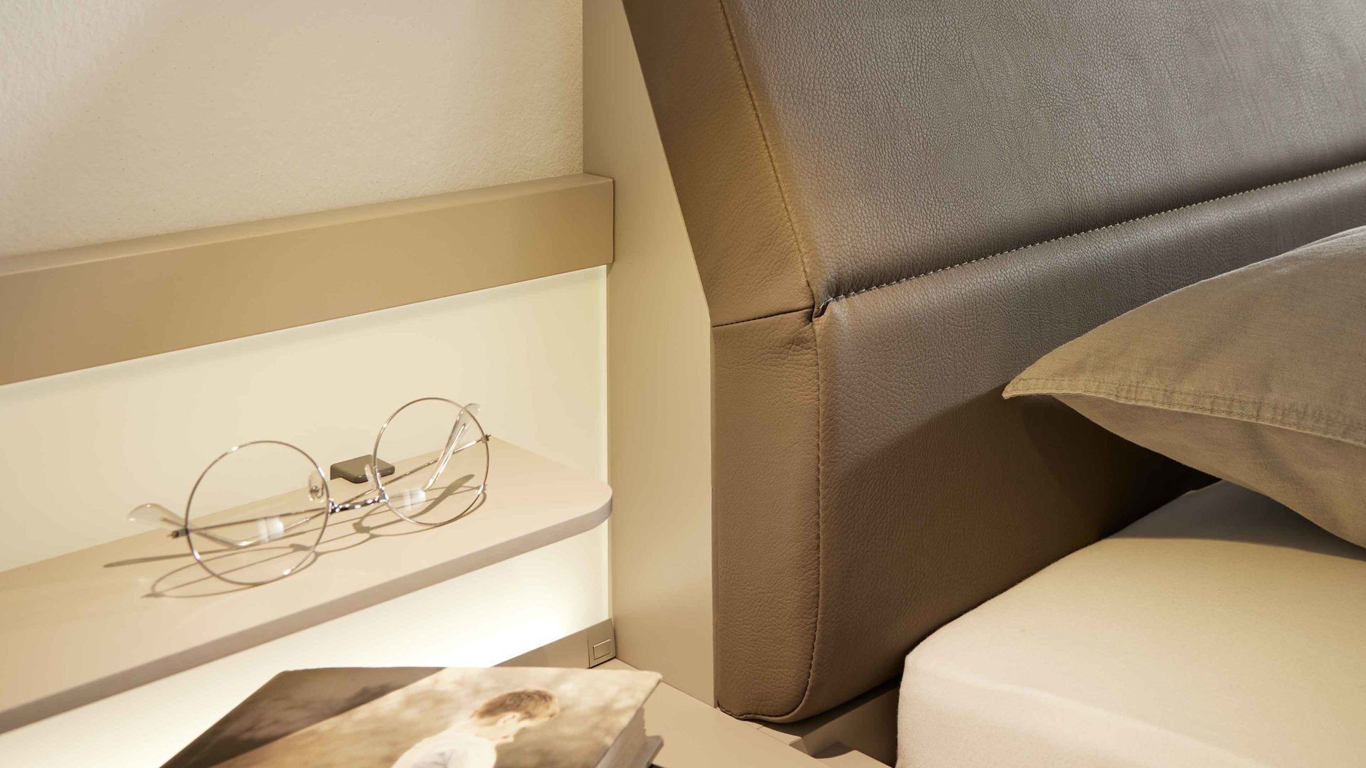 Paneel Interliving aus Holz in Weiß Interliving Schlafzimmer Serie 1032 – beleuchtetes Paneel-Set Weiß & Kieselgrau - zweiteilig