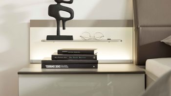 Paneel Interliving aus Holz in Weiß Interliving Schlafzimmer Serie 1032 – beleuchtetes Paneel-Set Weiß & Kieselgrau - zweiteilig