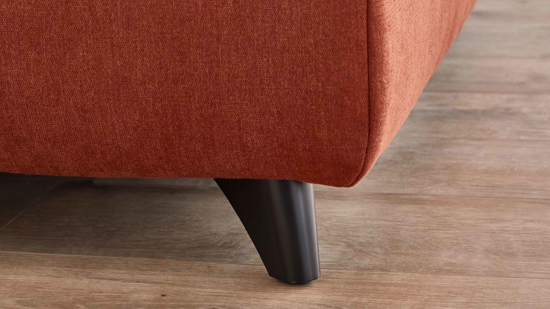 Ecksofa KAWOO aus Stoff in Orange KAWOO Polstermöbel Santa Rosa - Ecksofa kupferfarbene Bezüge Lincoln & Miranda, schwarze Metallfüße - Stellfläche ca.  199 x 307 cm