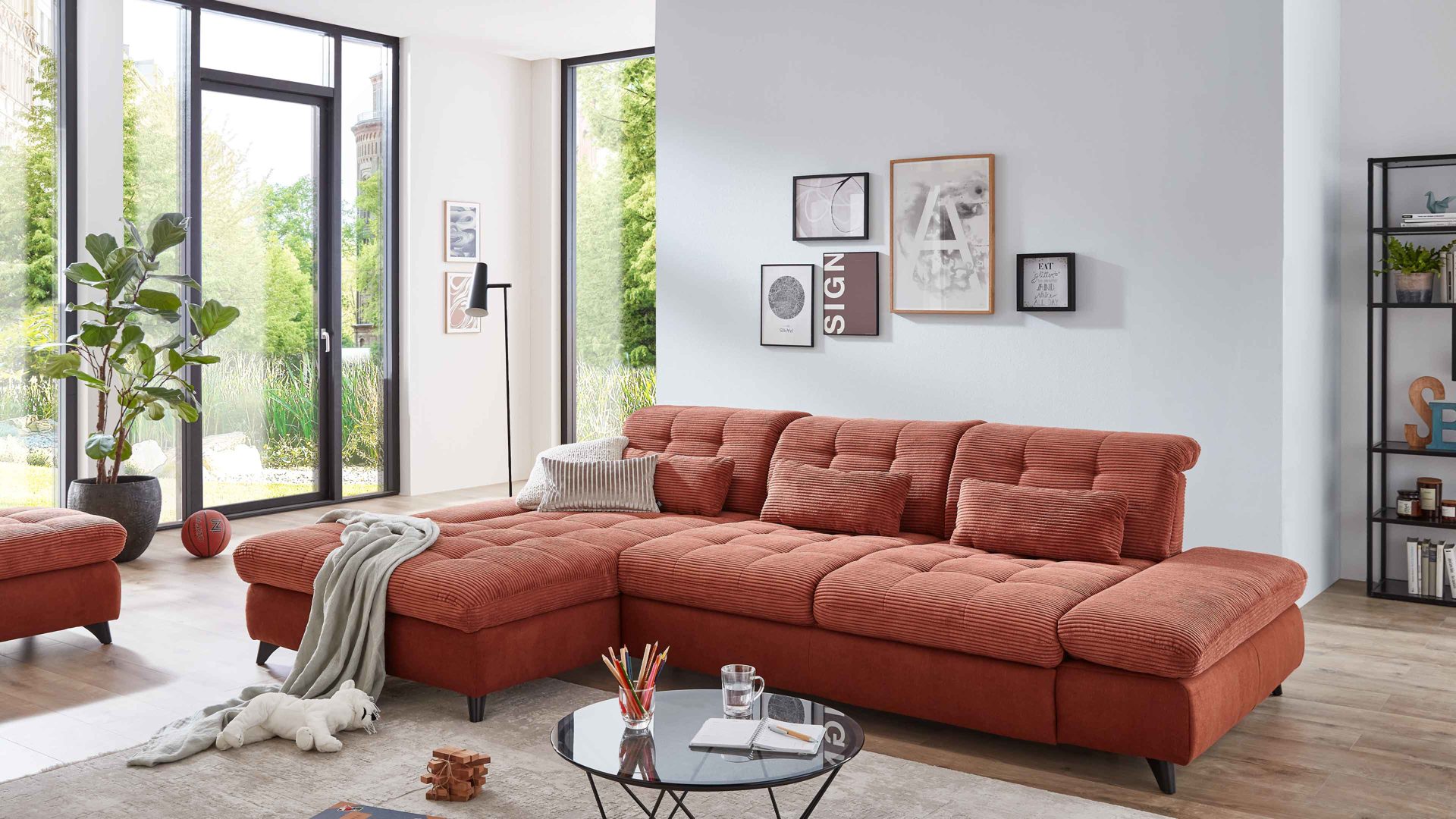 Ecksofa KAWOO aus Stoff in Orange KAWOO Polstermöbel Santa Rosa - Ecksofa kupferfarbene Bezüge Lincoln & Miranda, schwarze Metallfüße - Stellfläche ca.  199 x 307 cm