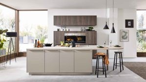 Einbauküche WERT KÜCHE® aus Holz in Grau WERT KÜCHE® Mattea mit privileg Einbaugeräten Kieselgrau & Nebraska Eiche - zweizeilig