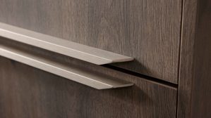 Einbauküche WERT KÜCHE® aus Holz in Grau WERT KÜCHE® Mattea mit privileg Einbaugeräten Kieselgrau & Nebraska Eiche - zweizeilig