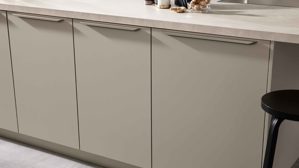 Einbauküche WERT KÜCHE® aus Holz in Grau WERT KÜCHE® Mattea mit privileg Einbaugeräten Kieselgrau & Nebraska Eiche - zweizeilig
