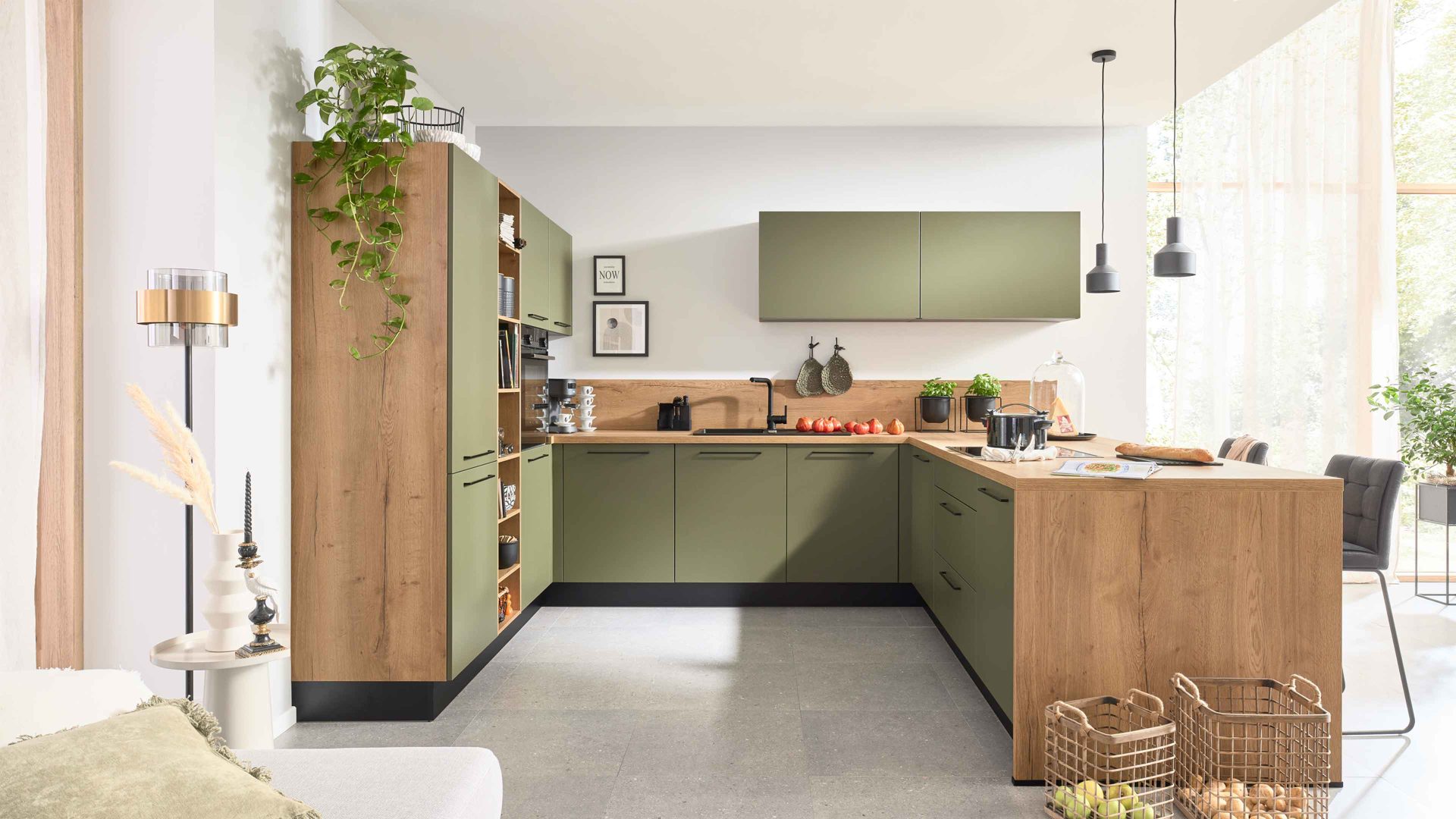 Einbauküche Interliving aus Holz in Grün Interliving Küche Serie 3065 mit SIEMENS-Einbaugeräten Olive & Eiche Ventura – Stellfläche ca. 350 x 278 cm