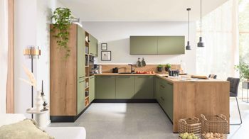 Einbauküche Interliving aus Holz in Grün Interliving Küche Serie 3065 mit SIEMENS-Einbaugeräten Olive & Eiche Ventura – Stellfläche ca. 350 x 278 cm