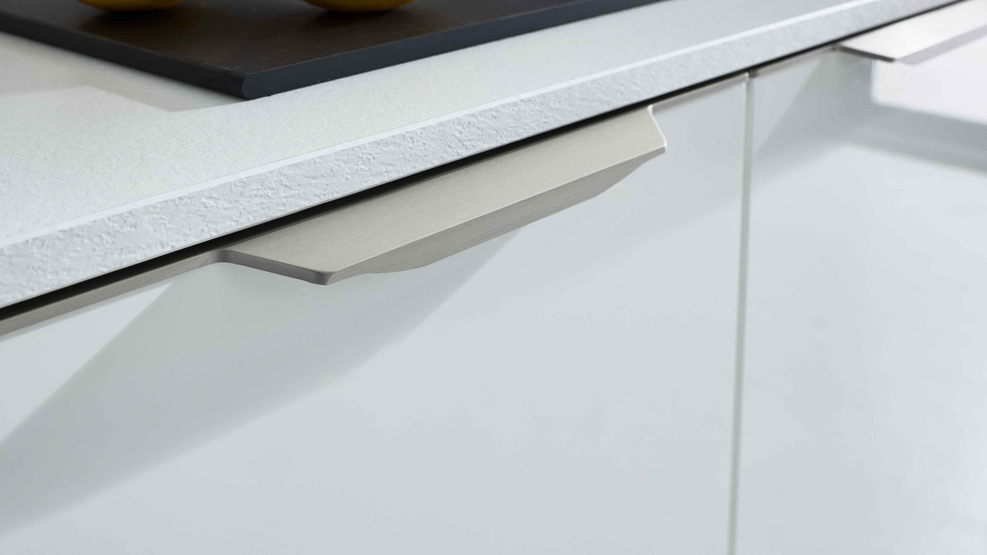 Einbauküche Interliving aus Holz in Weiß Interliving Küche Serie 3066 mit AEG-Einbaugeräten Hochglanz Weiß – zweizeilig