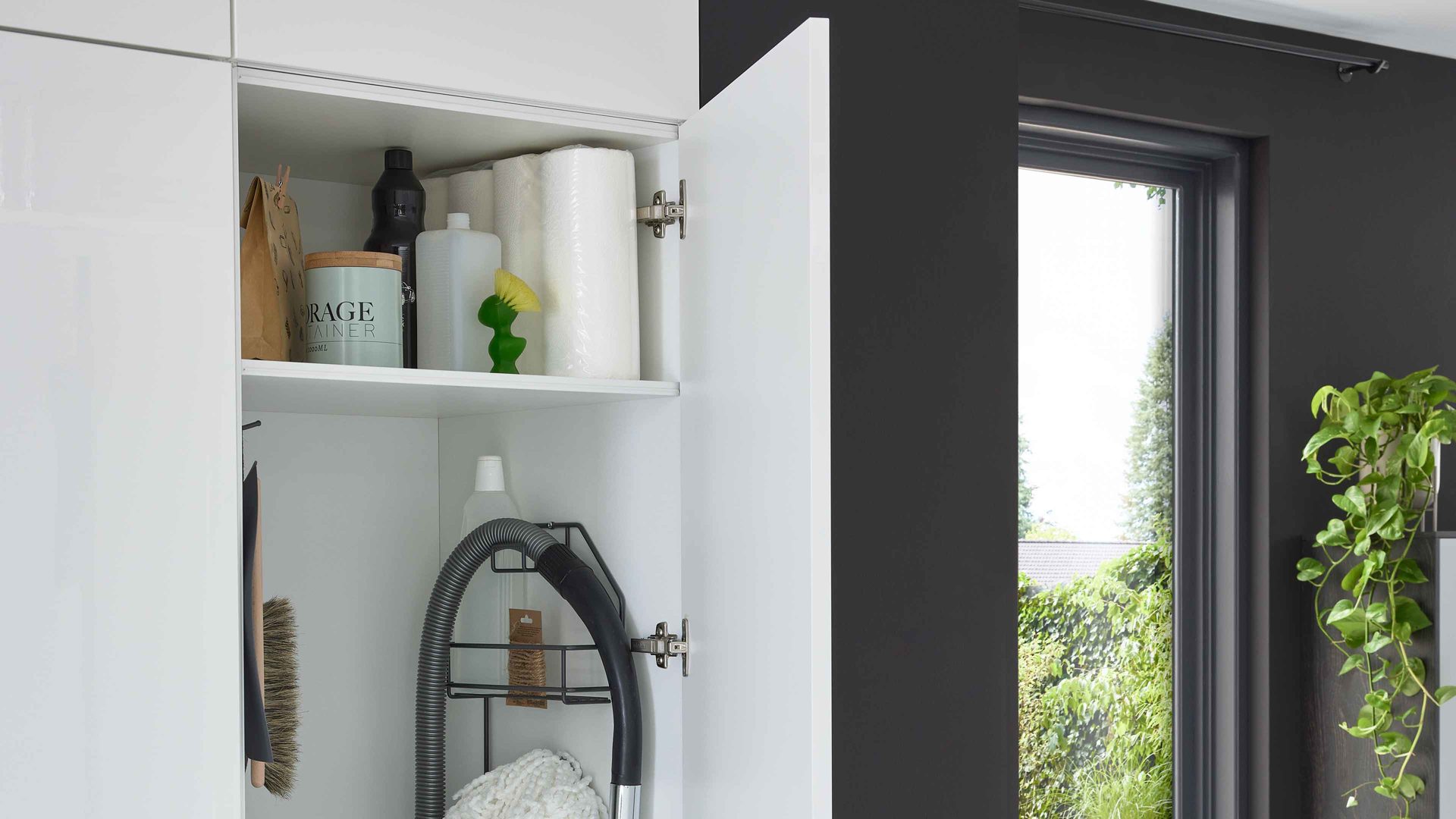 Einbauküche Interliving aus Holz in Weiß Interliving Küche Serie 3066 mit AEG-Einbaugeräten Hochglanz Weiß – zweizeilig