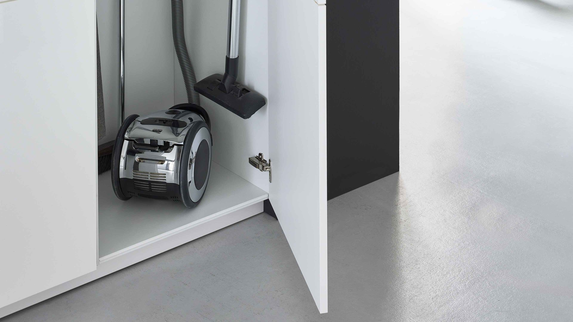 Einbauküche Interliving aus Holz in Weiß Interliving Küche Serie 3066 mit AEG-Einbaugeräten Hochglanz Weiß – zweizeilig