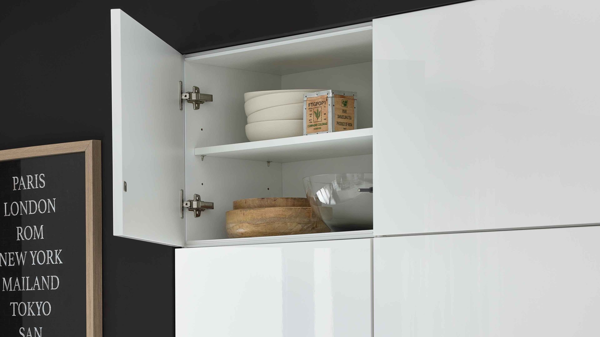 Einbauküche Interliving aus Holz in Weiß Interliving Küche Serie 3066 mit AEG-Einbaugeräten Hochglanz Weiß – zweizeilig