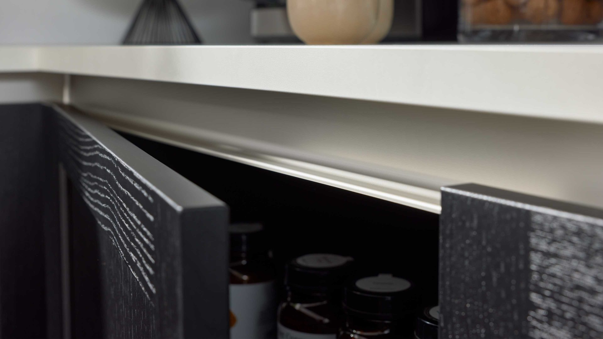 Einbauküche Interliving aus Holz in Schwarz Interliving Küche Serie 3067 mit AEG Einbaugeräten schwarze Esche – zweizeilig