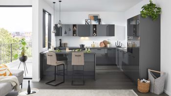 Einbauküche Interliving aus Holz in Dunkelgrau Interliving Küche Serie 3115 mit privileg-Einbaugeräten Graphit Hochglanz – Stellfläche ca. 360 x 365 cm