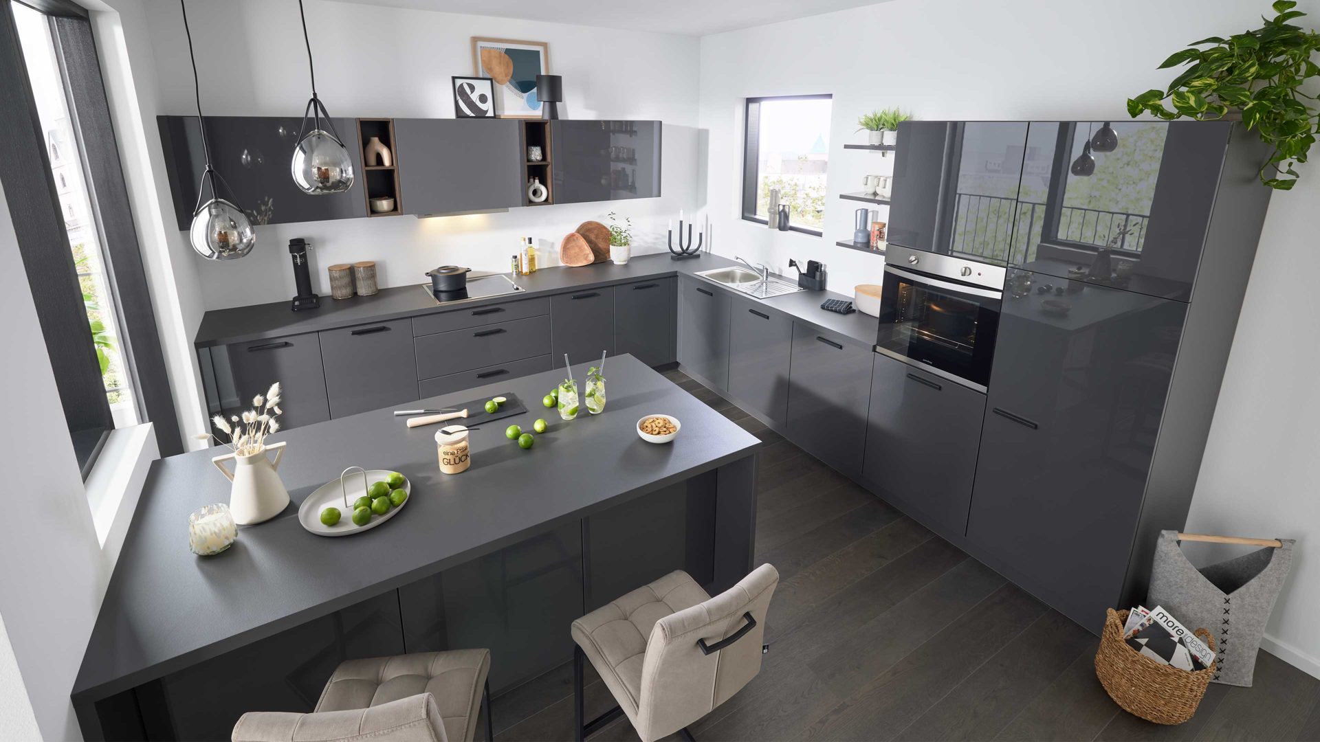 Einbauküche Interliving aus Holz in Dunkelgrau Interliving Küche Serie 3068 mit privileg-Einbaugeräten Graphit Hochglanz – Stellfläche ca. 360 x 365 cm
