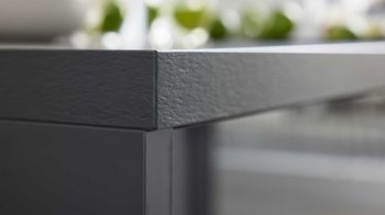 Einbauküche Interliving aus Holz in Dunkelgrau Interliving Küche Serie 3068 mit privileg-Einbaugeräten Graphit Hochglanz – Stellfläche ca. 360 x 365 cm