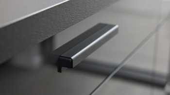 Einbauküche Interliving aus Holz in Dunkelgrau Interliving Küche Serie 3068 mit privileg-Einbaugeräten Graphit Hochglanz – Stellfläche ca. 360 x 365 cm