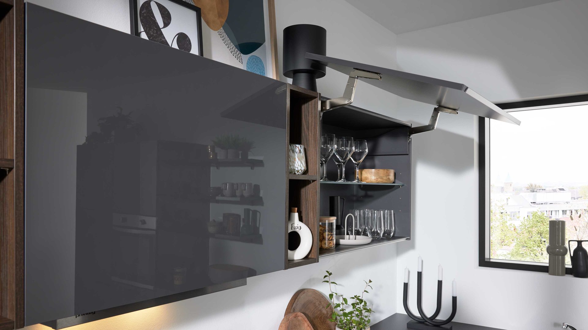 Einbauküche Interliving aus Holz in Dunkelgrau Interliving Küche Serie 3115 mit privileg-Einbaugeräten Graphit Hochglanz – Stellfläche ca. 360 x 365 cm