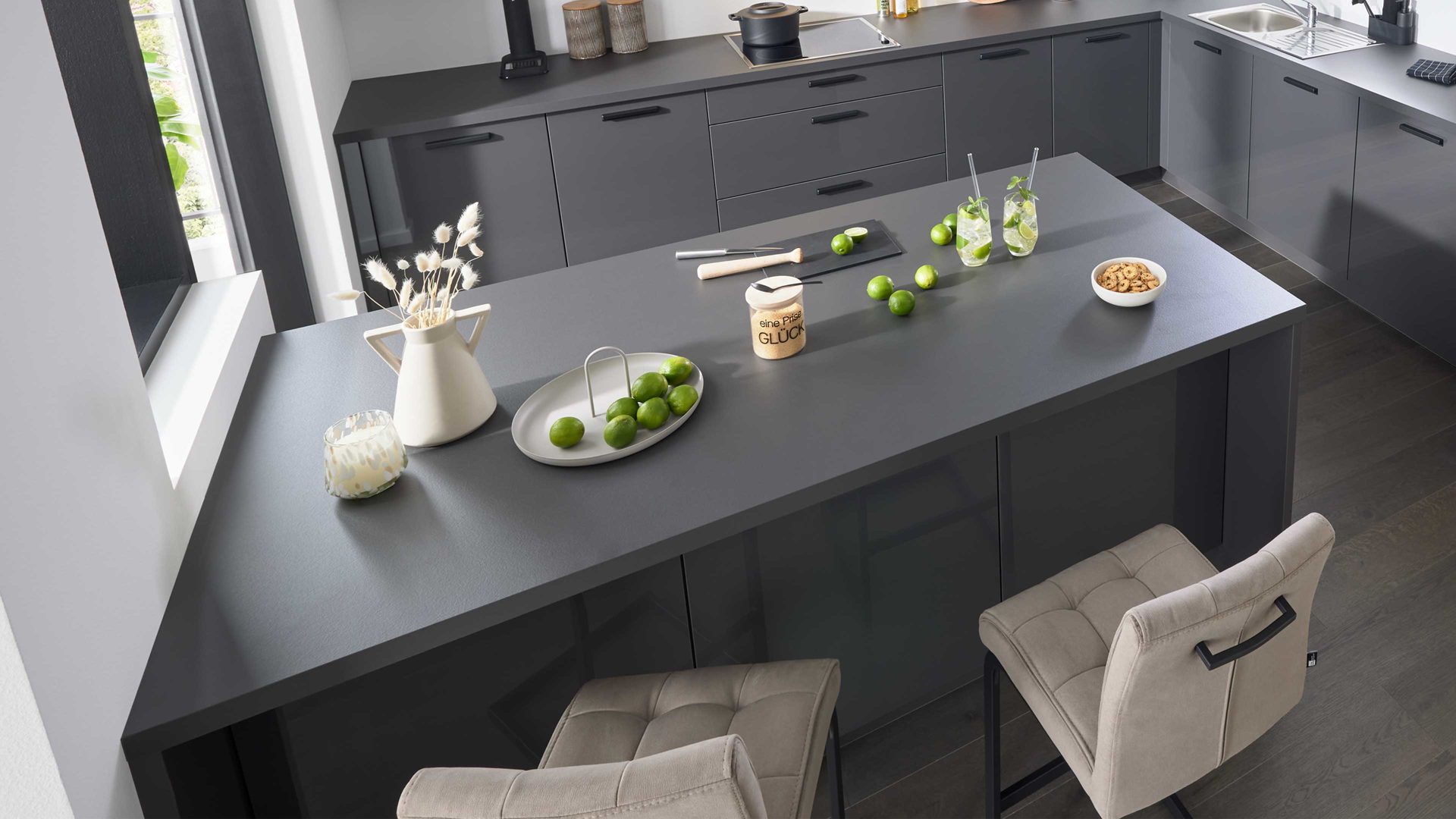 Einbauküche Interliving aus Holz in Dunkelgrau Interliving Küche Serie 3068 mit privileg-Einbaugeräten Graphit Hochglanz – Stellfläche ca. 360 x 365 cm