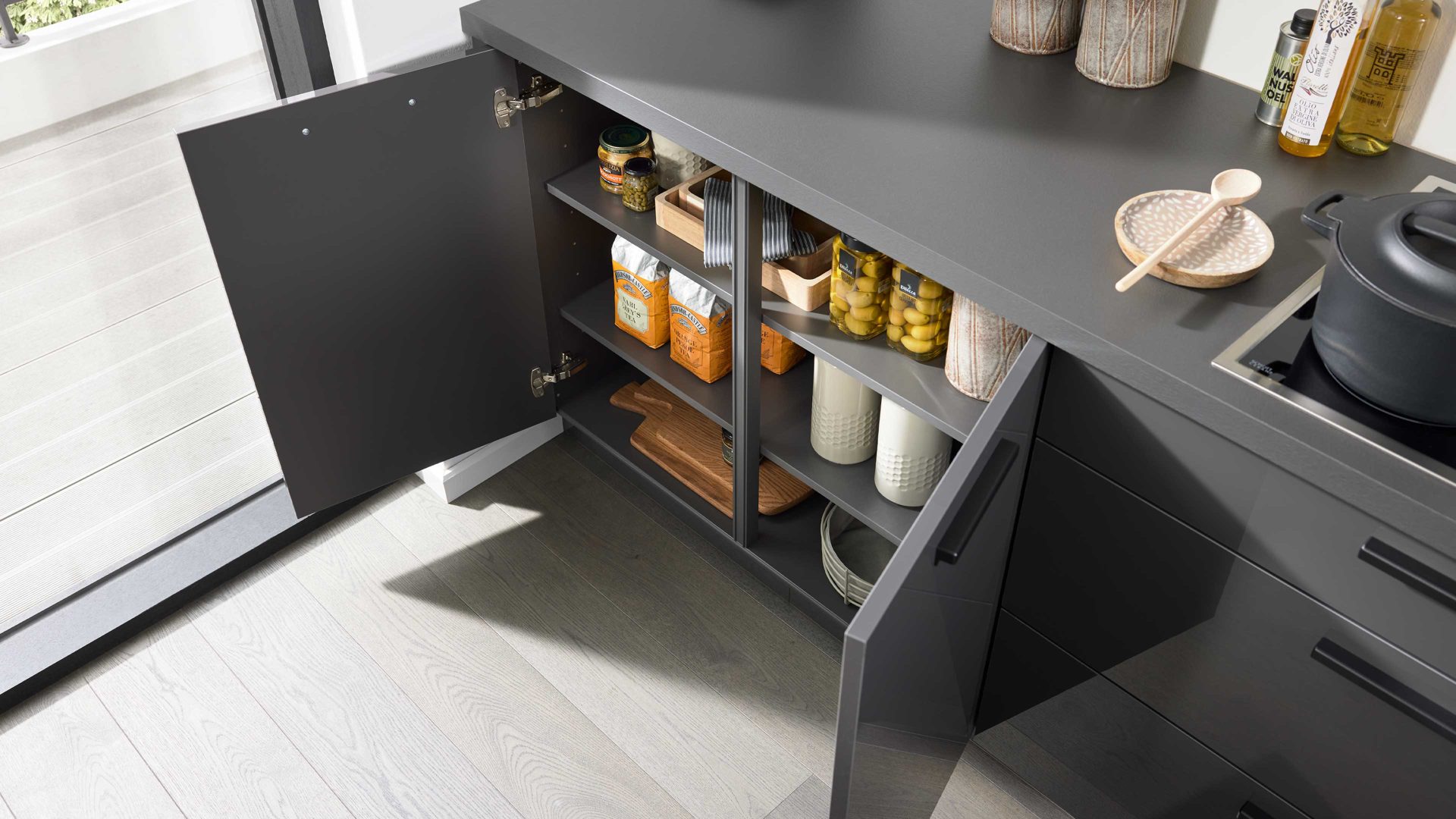 Einbauküche Interliving aus Holz in Dunkelgrau Interliving Küche Serie 3068 mit privileg-Einbaugeräten Graphit Hochglanz – Stellfläche ca. 360 x 365 cm