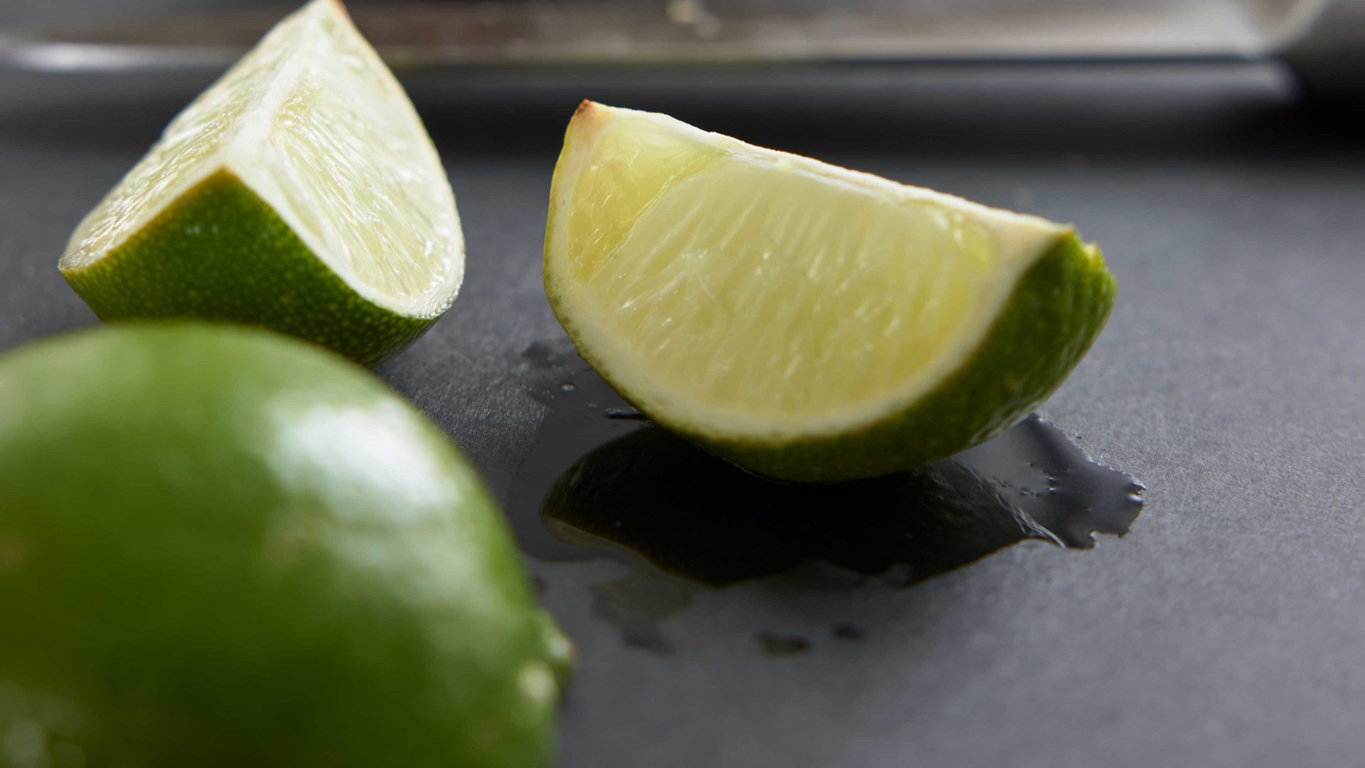 Einbauküche Interliving aus Holz in Dunkelgrau Interliving Küche Serie 3068 mit privileg-Einbaugeräten Graphit Hochglanz – Stellfläche ca. 360 x 365 cm