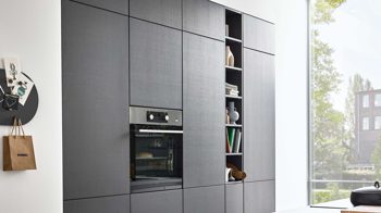 Einbauküche Interliving aus Holz in Dunkelbraun Interliving Küche Serie 3069 mit AEG-Einbaugeräten Stripe Wood Coffee & Hochglanz Weiß – zweizeilig