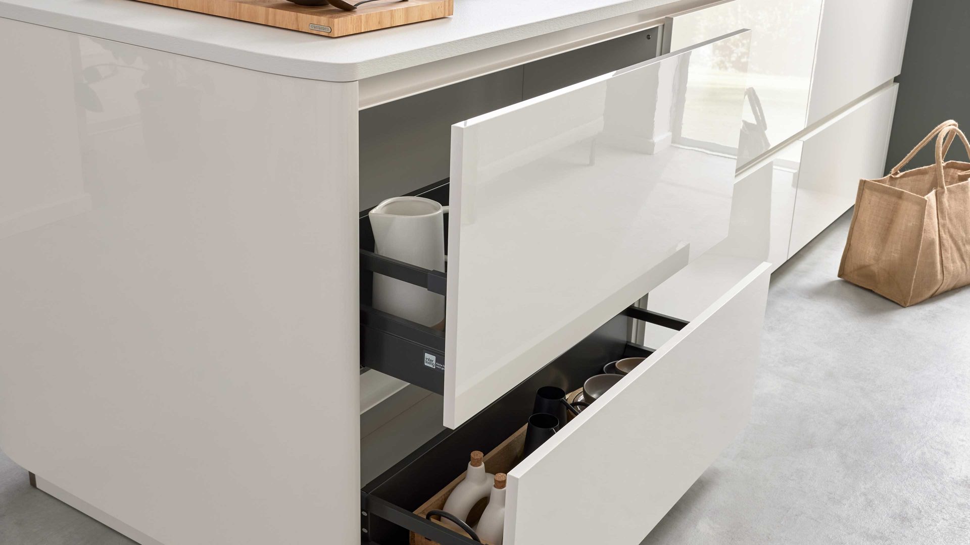 Einbauküche Interliving aus Holz in Dunkelbraun Interliving Küche Serie 3069 mit AEG-Einbaugeräten Stripe Wood Coffee & Hochglanz Weiß – zweizeilig