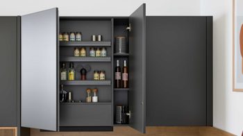 Einbauküche Interliving aus Holz in Dunkelgrau Interliving Küche Serie 3070 mit SIEMENS-Einbaugeräten Graphit & Eiche Ventura - zweizeilig