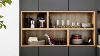 Einbauküche Interliving aus Holz in Dunkelgrau Interliving Küche Serie 3070 mit SIEMENS-Einbaugeräten Graphit & Eiche Ventura - zweizeilig