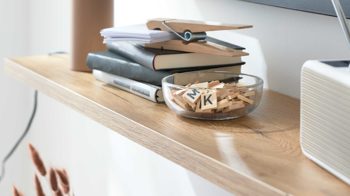 Einbauküche Interliving aus Holz in Dunkelgrau Interliving Küche Serie 3070 mit SIEMENS-Einbaugeräten Graphit & Eiche Ventura - zweizeilig