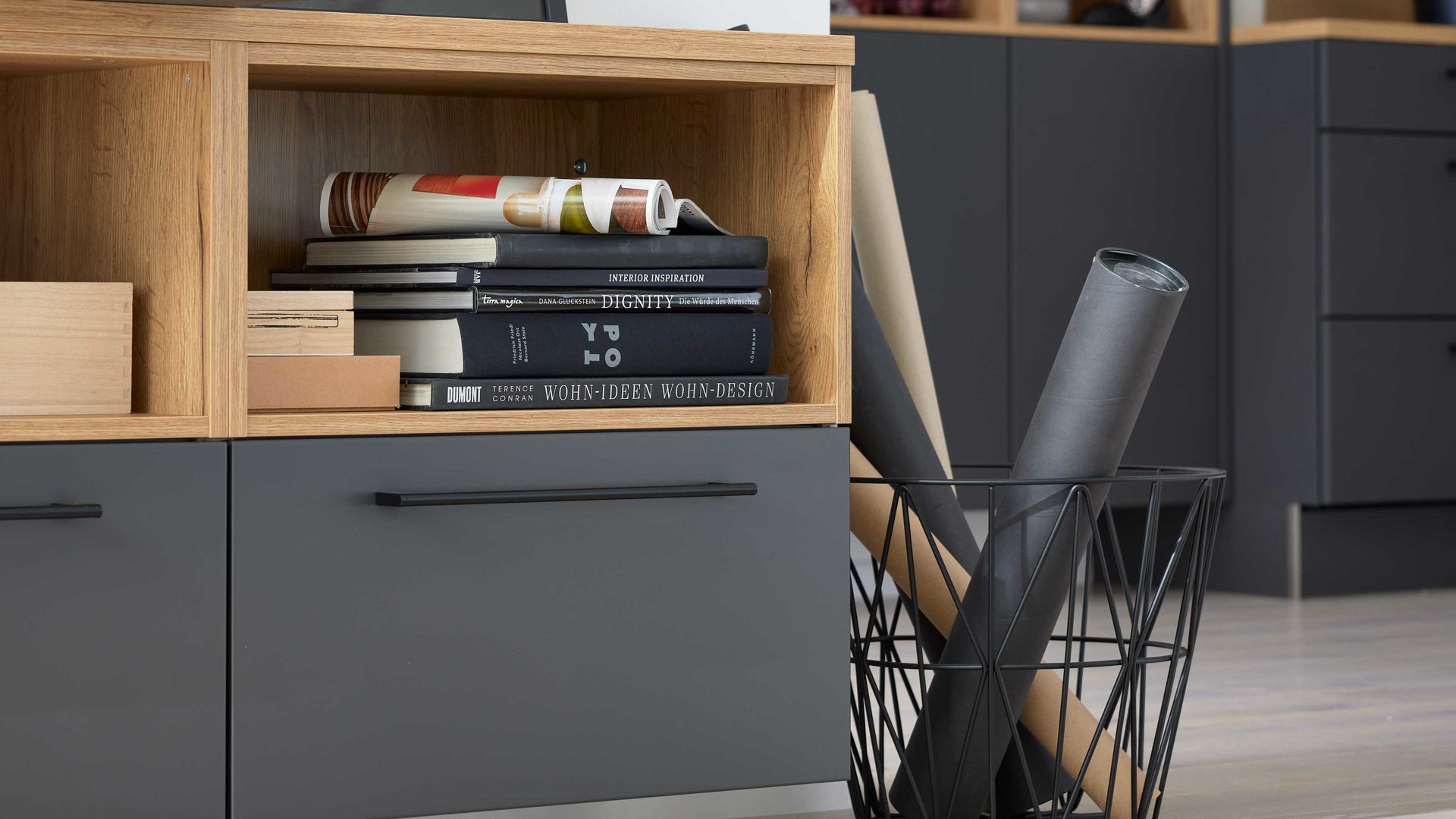 Einbauküche Interliving aus Holz in Dunkelgrau Interliving Küche Serie 3070 mit SIEMENS-Einbaugeräten Graphit & Eiche Ventura - zweizeilig