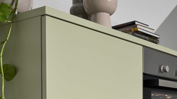 Einbauküche Interliving aus Holz in Weiß Interliving Küche Serie 3109 mit Constructa-Einbaugeräten Arcticweiß, Avocado & Vulkaneiche - zweizeilig