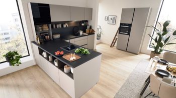 Einbauküche Interliving aus Holz in Beige Interliving Küche Serie 3072 mit Miele-Einbaugeräten Lava & Nussbaum Kuba - zweizeilig