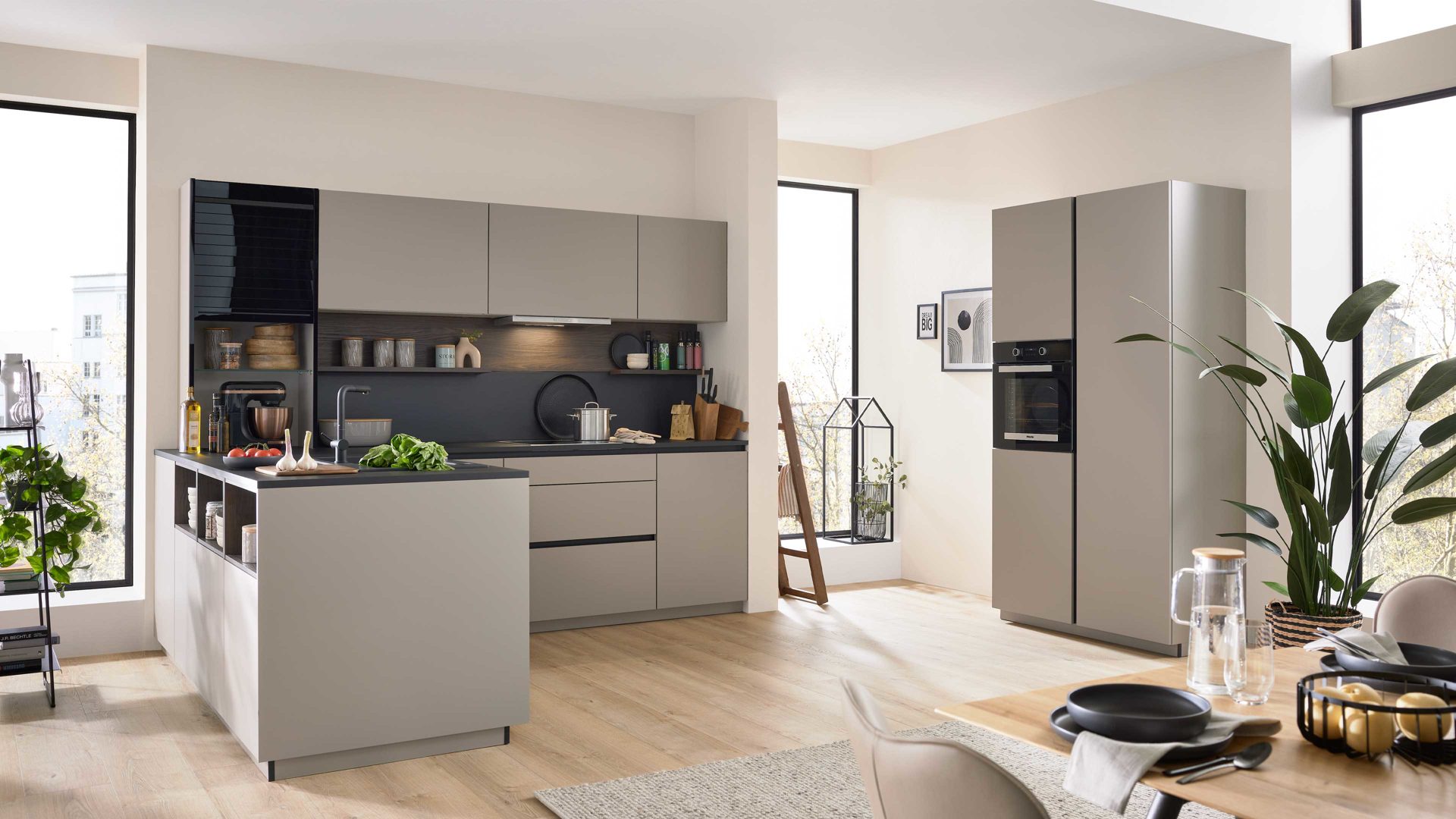 Einbauküche Interliving aus Holz in Beige Interliving Küche Serie 3072 mit Miele-Einbaugeräten Lava & Nussbaum Kuba - zweizeilig