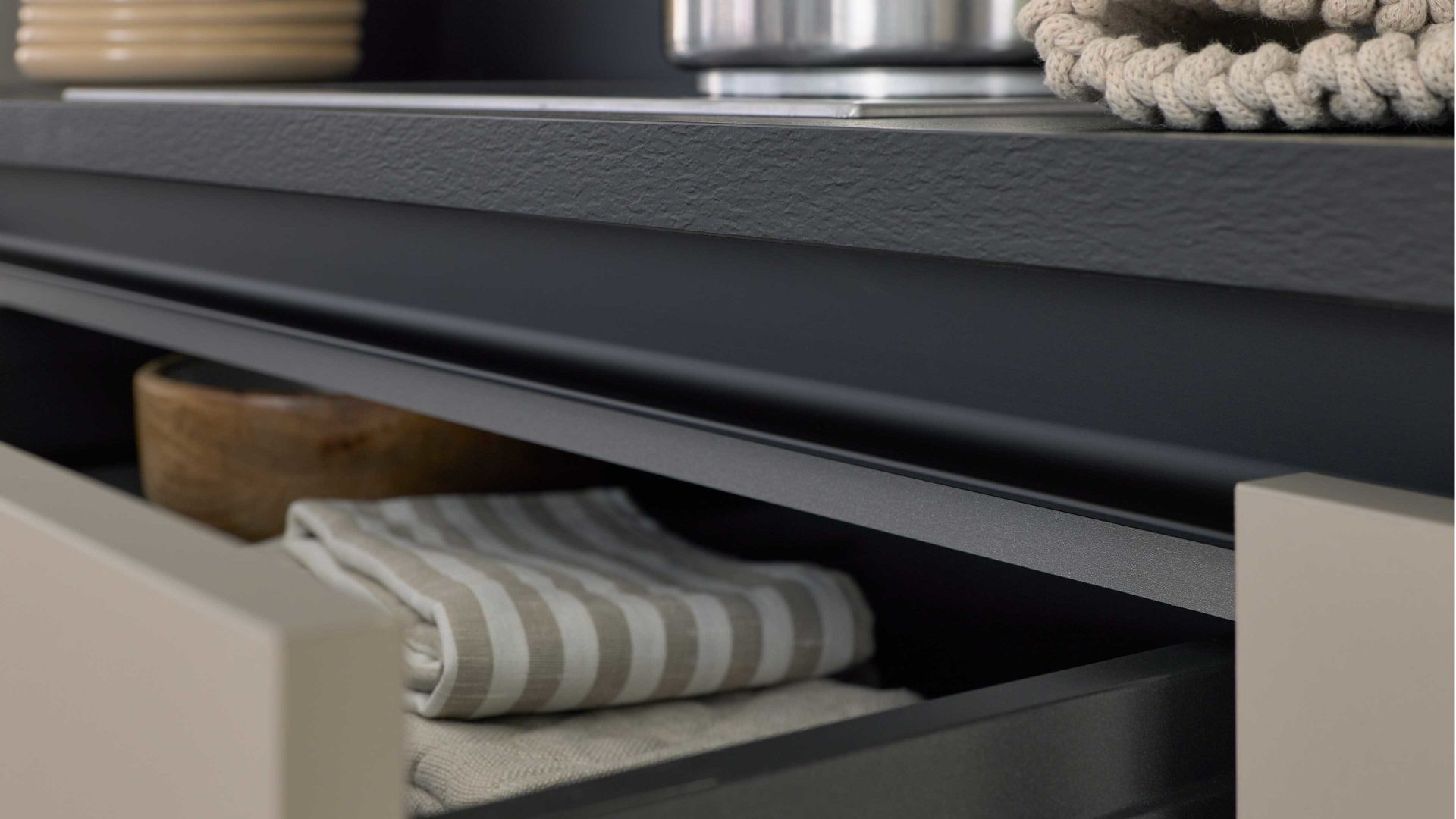 Einbauküche Interliving aus Holz in Beige Interliving Küche Serie 3072 mit Miele-Einbaugeräten Lava & Nussbaum Kuba - zweizeilig