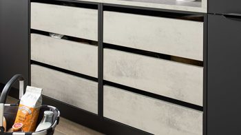 Einbauküche Interliving aus Holz in Schwarz Interliving Küche Serie 3073 - Vorratsraumlösung Mattschwarz & Beton – Stellfläche ca. 289 x 219 cm