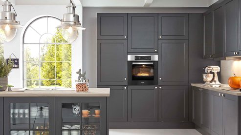 Einbauküche WERT KÜCHE® aus Holz in Schwarz WERT KÜCHE® Vienna mit Miele Backofen Lavaschwarz Satin – zweizeilig